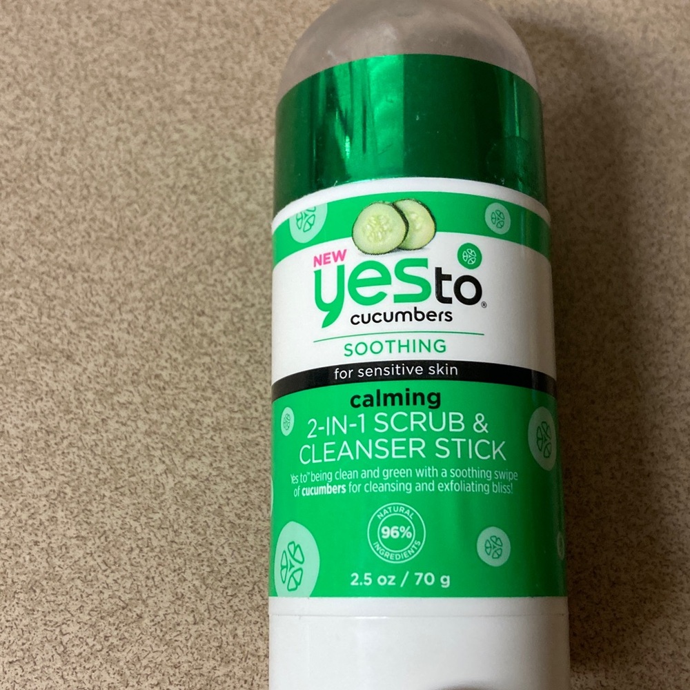 Yes To Cucumbers Soothing 2-in-1 Scrub & Cleanser Stick - Green